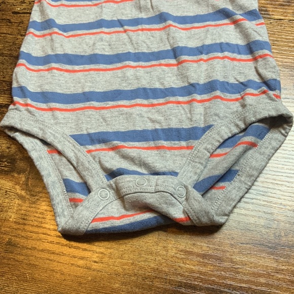 ‘CARTERS’ ONESIE + ‘KIDGETS’ CREWNECK!! - Picture 4 of 9